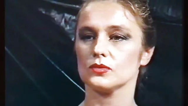 Y tá én animeshnik chim ngồi trên khuôn phim xx khong che mặt của mình.