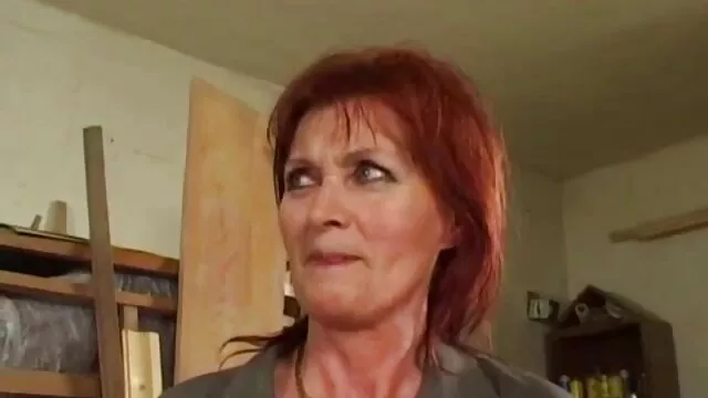 Chồng phủ người vợ xx xem phim trong shit và sau đó bắt đầu chết tiệt.