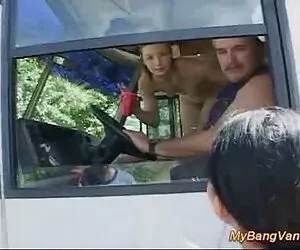 Đám đông của những người lính với một clip xx hay con điếm trong mỗi cái lỗ của doanh trại.