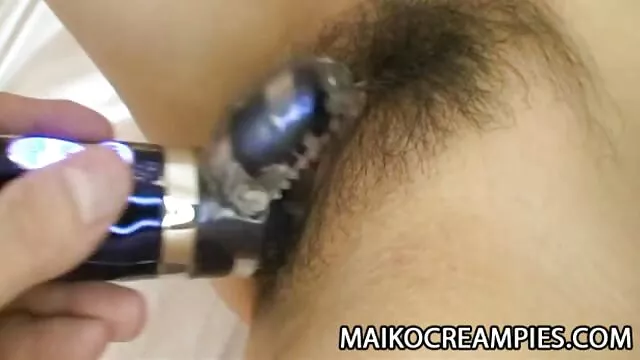 Các thiếu nữ ngồi trên mông làm sạch phim xx hay âm hộ của cô.