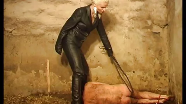 Một gã đã lấy một phụ nữ phim hot xx lên mông của mình để kiếm tiền.