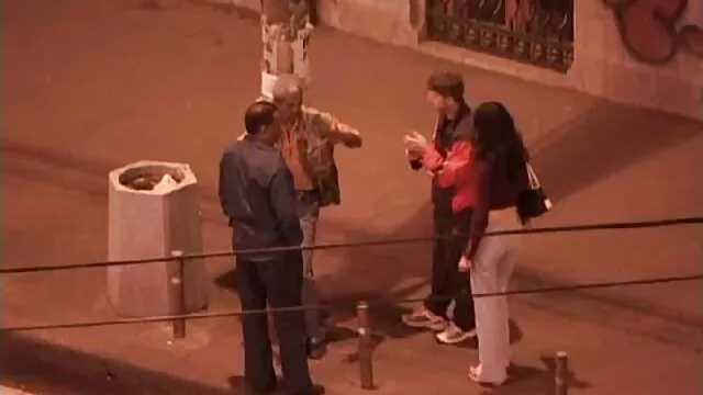 Vợ mặt ngâm sau nhà trong xx sex hay phòng tắm.