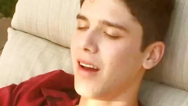 Một cô gái mộc mạc cho một người đàn ông thổi kèn cho một chai phim sex xx mới của rượu whiskey.