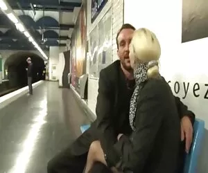 Người đàn ông hói bị đánh cắp phĩm xx đồ lót phụ nữ trưởng thành