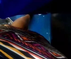 Các cô video xx hay gái, trong bộ váy được ngồi trên một giáo viên trẻ lớn.