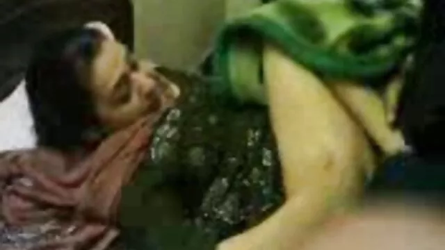 Nghiêng, Tóc đen to clip xx hay đầu tiên rooster!