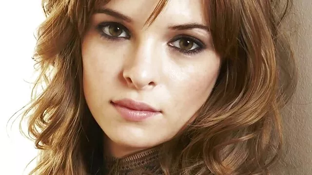 Các người đàn ông với kèn đồng hồ từ phòng thay đồ đằng sau các xx sex hay nhân viên bán hàng.