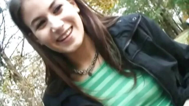 Ông ấy có một châu Á xx phimnet vả hơn khuôn mặt của mình và một con gà trống giữa ngực.