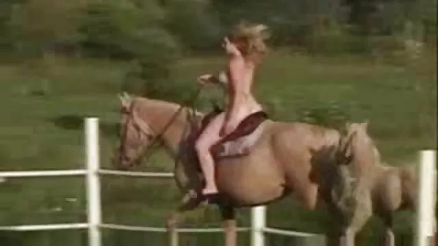 Cô gái phim xx phu de nhảy lớn với một người bạn ảo