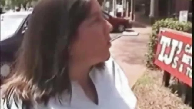 Cả bên phim hd xx trong Jane có đôi mắt đen trong phòng khách.