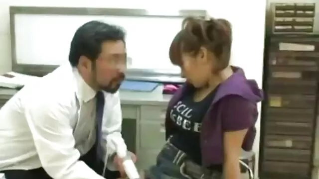 Trở lại sex xx phe cửa pin với mái tóc nâu hạt!