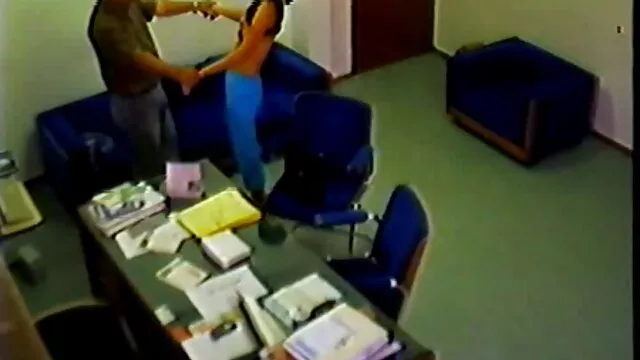 Busty xx phim xx Dolphin công nhân làm tình dưới nước với một huấn luyện viên.